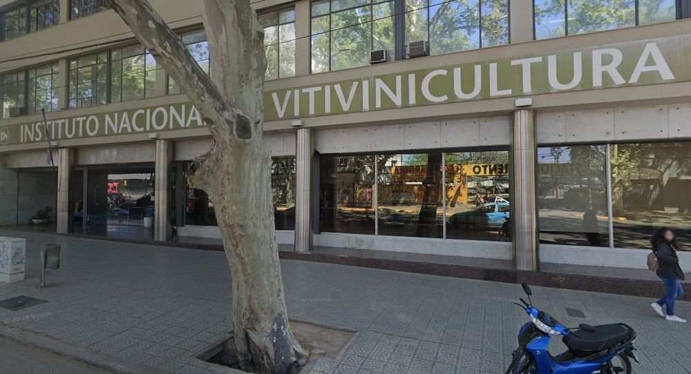 Edificio del Instituto Nacional de Vitivinicultura (INV) en Mendoza.