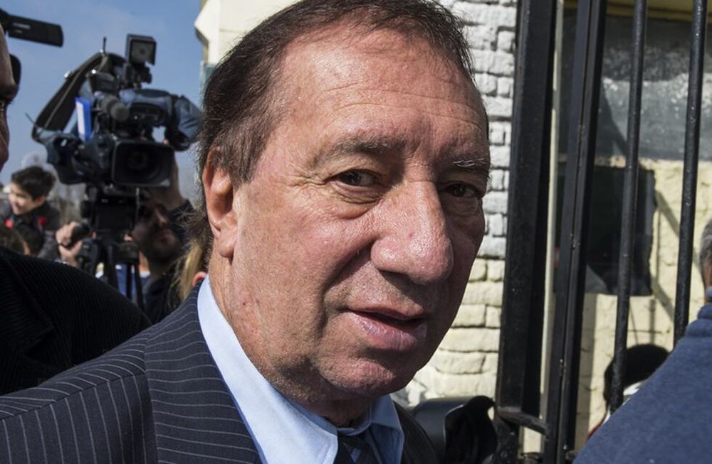 Mejora la salud de Carlos Salvador Bilardo, pero continuará internado