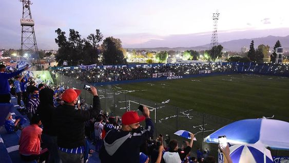 Miles de hinchas de Godoy Cruz coparon el estadio Feliciano Gambarte para festejar los 100 años del Tomba a pesar de las restricciones por la pandemia.