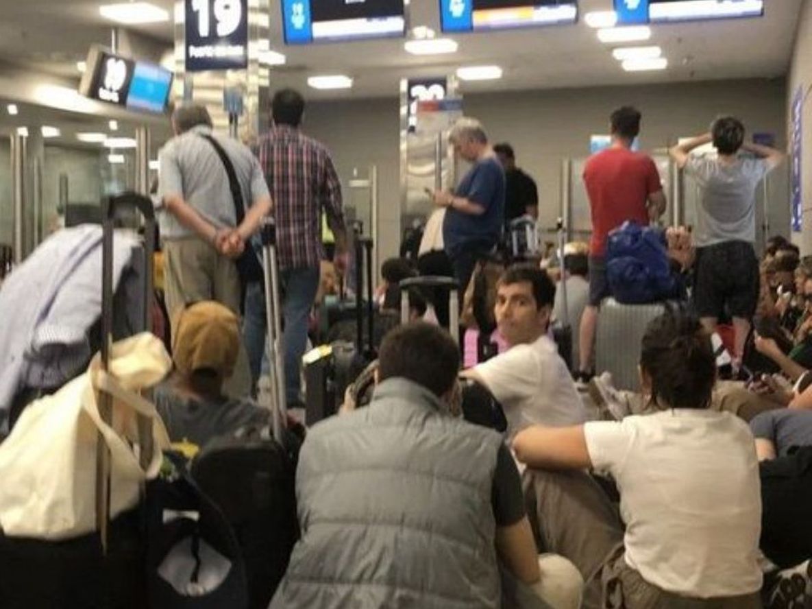 Caos en Aeroparque por una fuerte tormenta en la previa de Navidad.