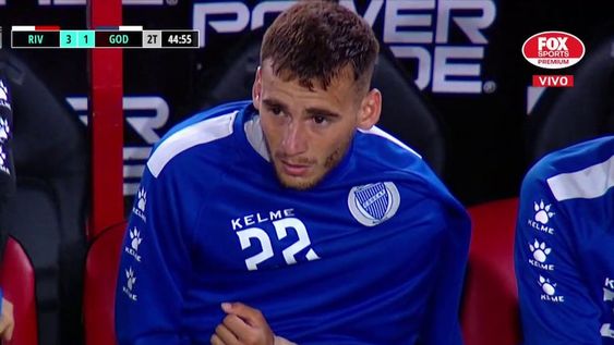 Así estaba Tesuri en el banco de suplentes después de que Zuculini lo pisara.