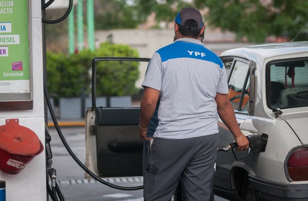 Aumenta 3,5% la nafta y el gasoil en YPF.