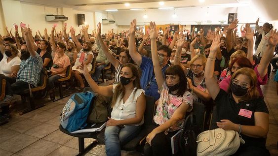 En la sede del SUTE, Carina Sedano encabezó el plenario docente para debatir paritarias y aumento salarial. Esta semana se repetirá la imagen. Foto: Ignacio Blanco / Los Andes