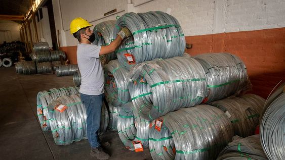 Muchos mendocinos, que tienen proyectos a largo plazo, utilizan el acopio de material como un ahorro a valor “dólar”. / Foto: Ignacio Blanco