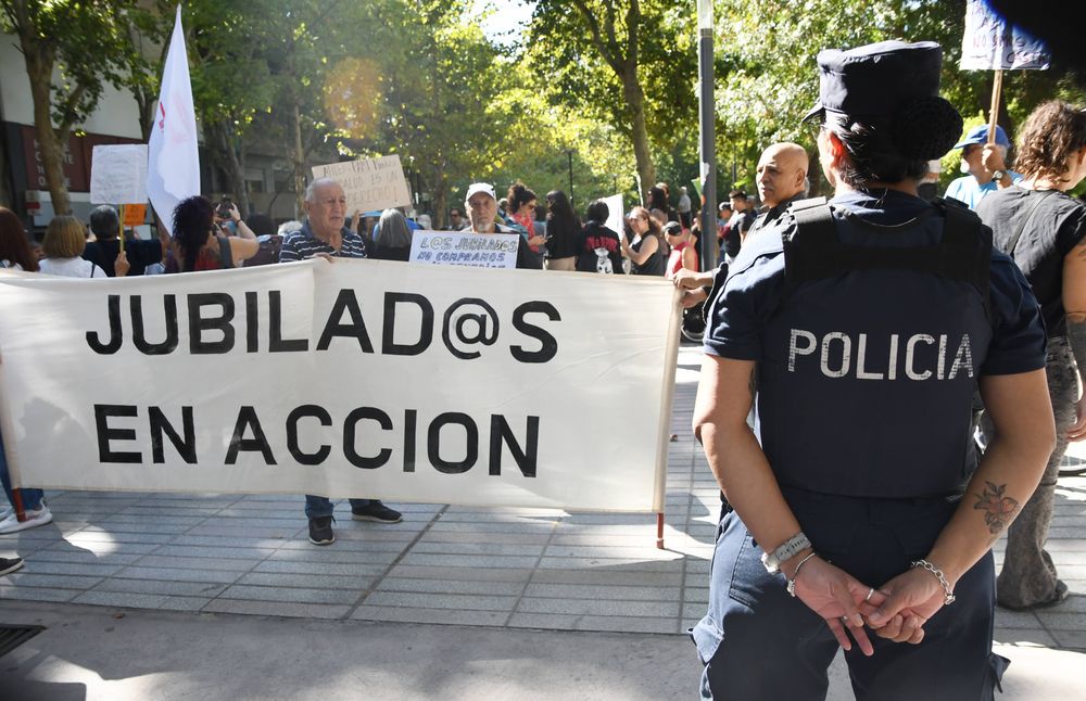 Jubilados marchan en Mendoza con apoyo de estudiantes y sindicatos. Foto: Ramiro Gomez. 