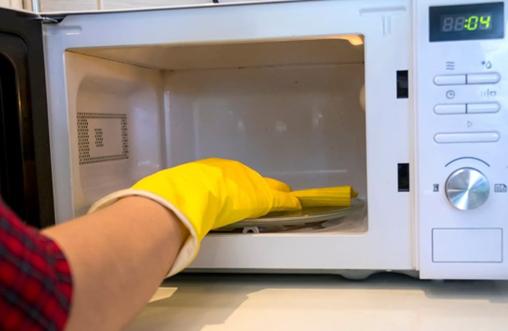 El truco casero para limpiar el microondas que se hizo viral