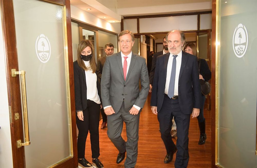 El Gobernador Rodolfo Suarez junto a Eduardo Hecker presidente  de Banco Nación. El banco seguirá siendo el agente financiero de la provincia.