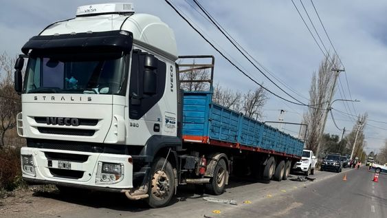 Murió una mujer tras un violento choque entre una camioneta y un camión en Guaymallén