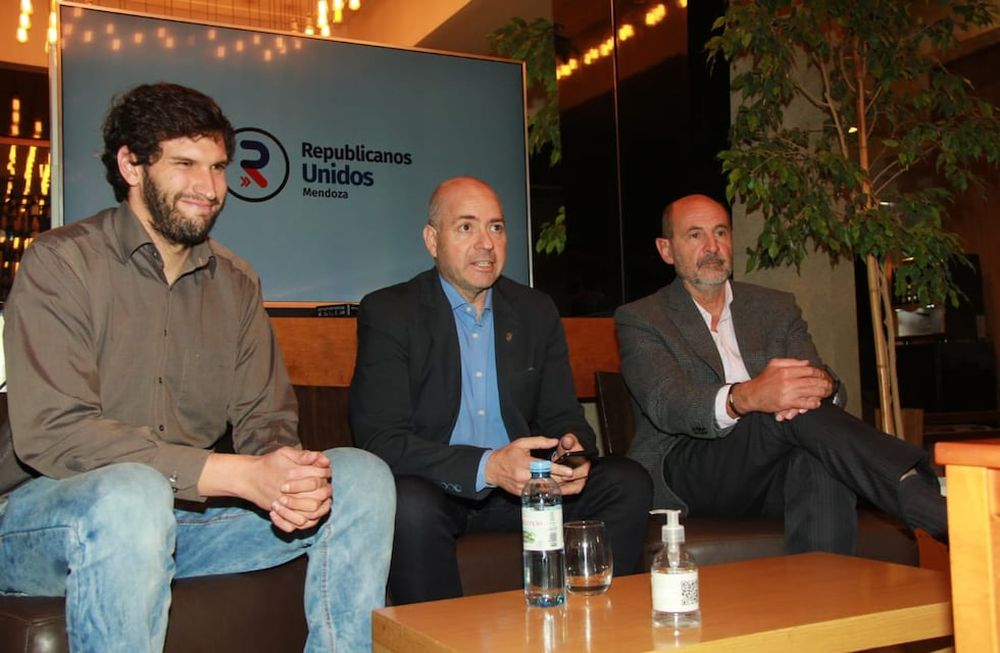Mauro Causi, Sergio Miranda y Rodolfo Vargas Arizu en el lanzamiento del espacio Republicanos Unidos.