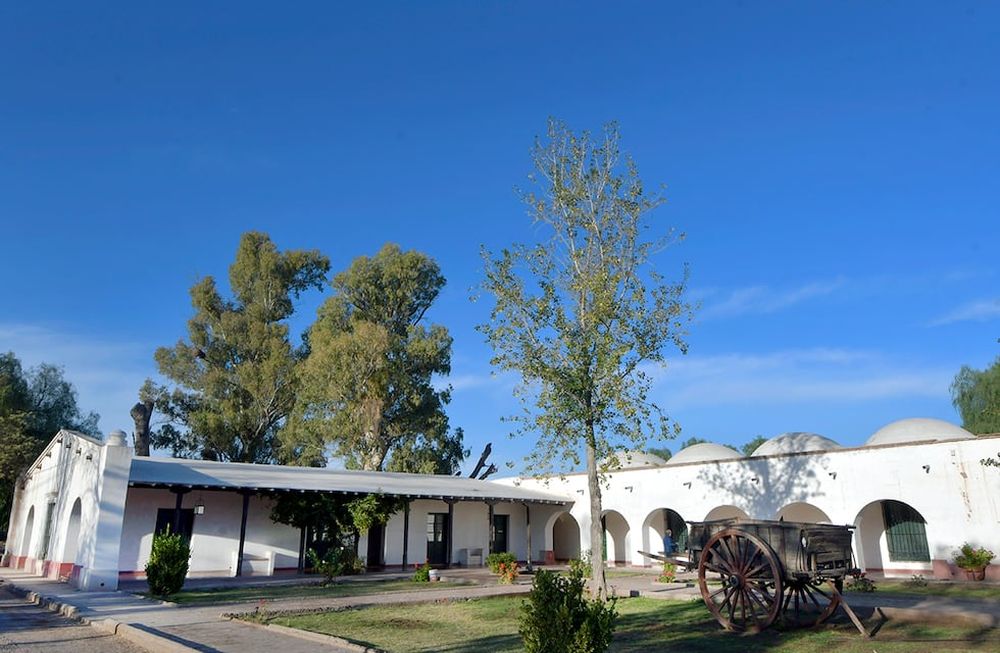 La propiedad estuvo a punto de desaparecer pero fue recuperada. Los muebles se adquirieron en un anticuario porteño. | Foto: Orlando Pelichotti / Los Andes