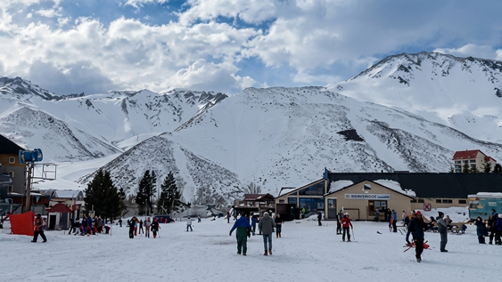 Las Leñas: 3.500 visitantes diarios y 90% de ocupación en medio de las nevadas más importantes en décadas