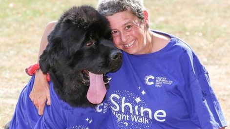Lucy Giles junto a su perro, Brody. Foto: Web