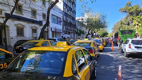 Protesta de taxistas y remises en Mendoza