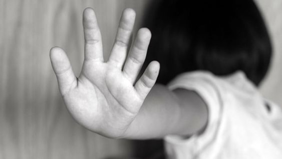 Un hombre de origen boliviano y su pareja y madre de dos hijas menores fueron detenidos al descubrirse que ambas fueron embarazadas por el padrastro.