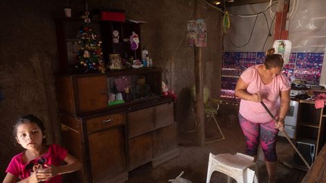 Los Andes | Margarita Martínez vive en una precaria casa del asentamiento Las Viñas en el Algarrobal, Las Heras junto a sus seis hijos y su pareja, Alfredo Infante, quien trabaja en la construcción. Son parte del 44,2% de la población argentina que es pobre. Foto: Ig