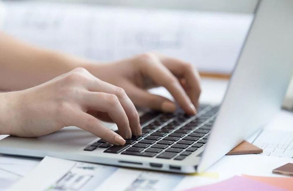 Un empleado se fue de vacaciones y sus respuestas programadas en el mail se hicieron virales.