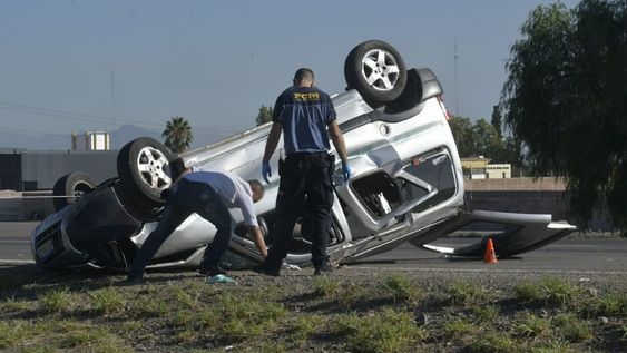 Tragedia en Guaymallén: una mujer murió tras un vuelco en el Acceso Este. Viajaba como acompañante en una Peugeot Partner. (Foto: Orlando Pelichotti / Los Andes)