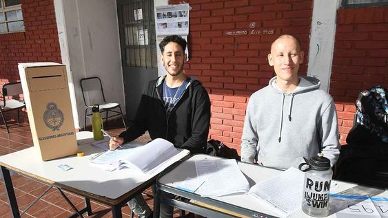 Elecciones PASO presidenciales 2023 en la provincia de Mendoza.Miguel Mellado 25 años junto a su hermano Mauricio de 23 años, se presentaron voluntariamente a primera hora en la escuela Salvador Maza de Guaymallén para cubrir en alguna mesa donde faltara presidente y vicepresidente    Foto: José Gutierrez / Los Andes