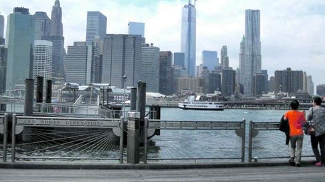 Imponente vista de Manhattan desde Brooklyn. El edificio más alto, a la izquierda, es el Empire State, y al centro, el nuevo Freedom Tower, en el 11S Memorial.