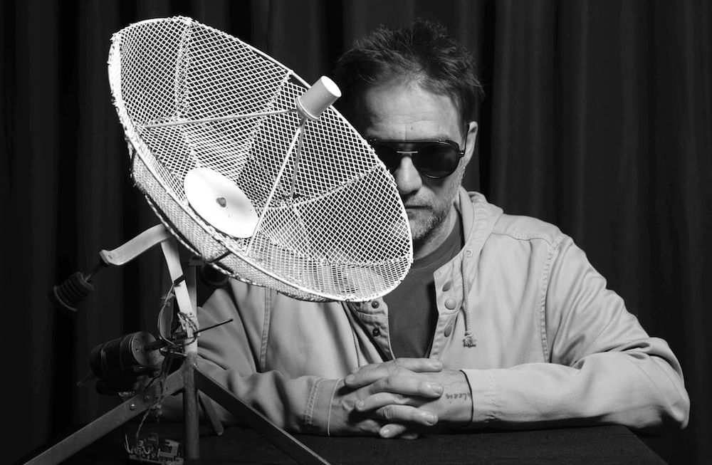 El cantautor de voz carrasposa lanza su séptimo álbum de estudio, disponible en todas las plataformas.