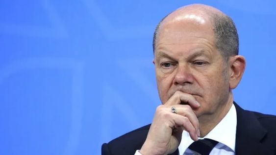 Olaf Scholz, primer ministro alemán, en crisis por las sanciones aplicadas a Rusia y el apoyo a Ucrania que ha desfinanciado sectores clave para la economía de su país.
