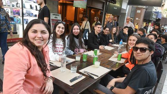 Si bien los visitantes trasandinos no hacen un aporte significativo al sector hotelero, sí impulsan el consumo en gastronomía, supermercados y productos de cuero. | Foto: José Gutiérrez / Los Andes