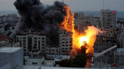 Una bola de fuego y humo se eleva a partir de una explosión en una torre de apartamentos palestina luego de un ataque aéreo israelí en la ciudad de Gaza.
