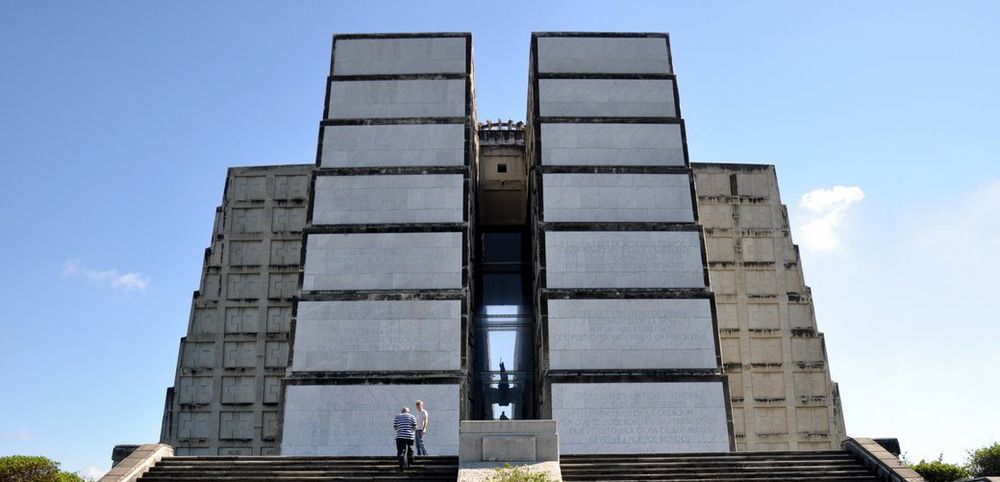 El gigantesco monumento construido por el quinto centenario del Descubrimiento de Ámerica.