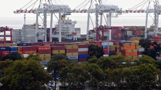 Diciembre cerró con superávit comercial pese al fuerte avance importador.