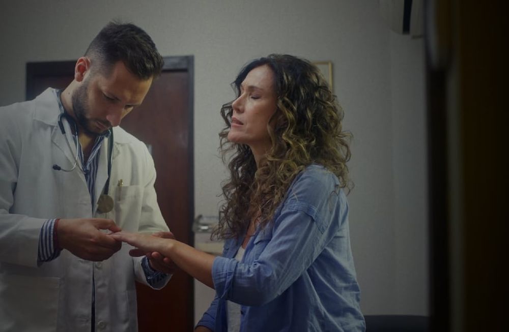 Cómo es vivir con artritis reumatoidea: lanzan la primera serie argentina para contarlo en clave de comedia romántica