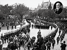 La despedida de Roca. El cortejo fúnebre atraviesa laPlaza San Martín, en Buenos Aires, en octubre de 1914. Tropas a pie y a caballoacompañan el féretro, mientras el público presencia el paso de la comitiva. Enel ángulo superior derecho, un retrato del expresidente. Fotografía restauradadigitalmente. Gentileza.&nbsp;