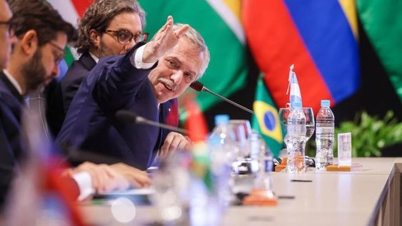 El presidente Alberto Fernández en la sesión plenaria de la LX Cumbre de Jefes de Estado del Mercosur y Estados Asociados, en Asunción, Paraguay.
