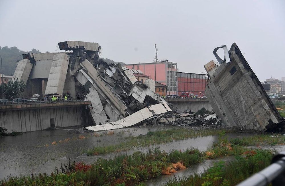 Videos: se derrumbó un puente en Italia, cayeron autos y hay más de 30 muertos