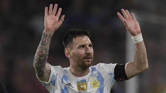 Lionel Messi y su conexión con el público argentino en La Bombonera, tras el 3-0 frente a Venezuela. Tal vez, su último partido con la Selección, en el país.