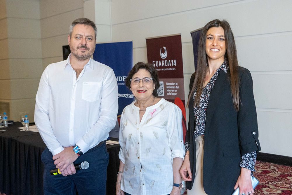 Cristina Pandolfi, presidenta del jurado, junto a Andrea Rizzo y Axel Maldonado, del staff de Diario Los Andes, organizador del Concurso Nacional de Vinos y Espirituosas Guarda 14.
