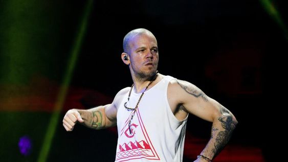 El ex vocalista de Calle 13 arremetió contra el cantante urbano por impulsar el boicot a los Latin Grammy. “Si quieres que te nominen tienes que dejar de ser un hot dog y abrir un restaurante.”