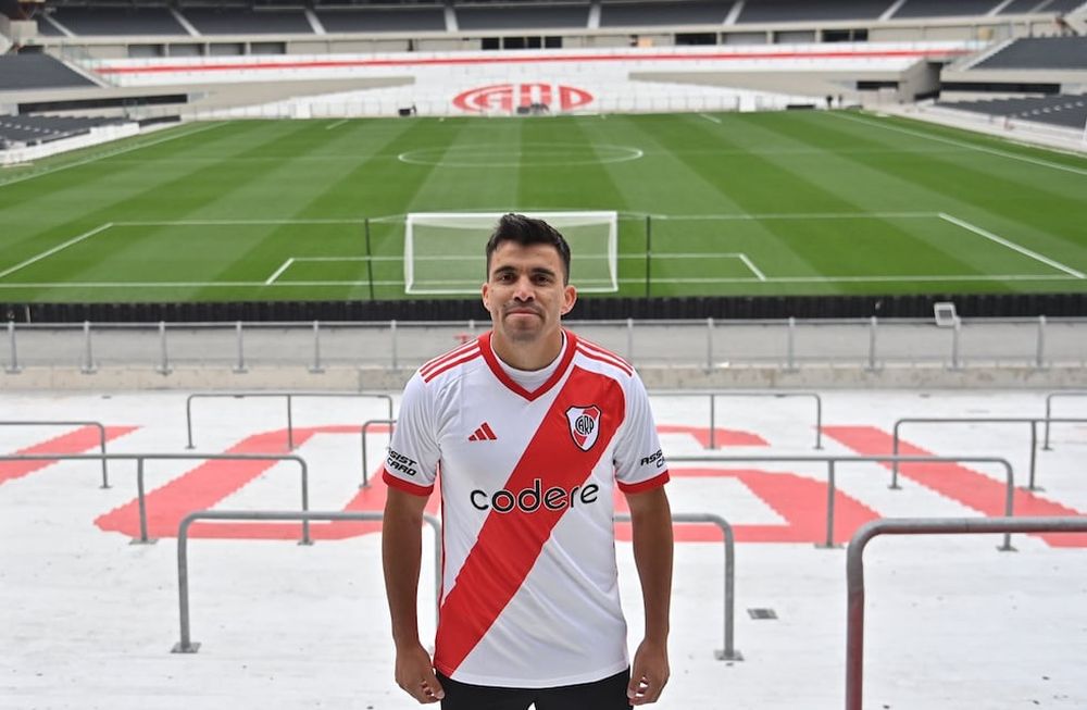 El Huevo Acuña fue presentado en River con divertidas publicaciones.