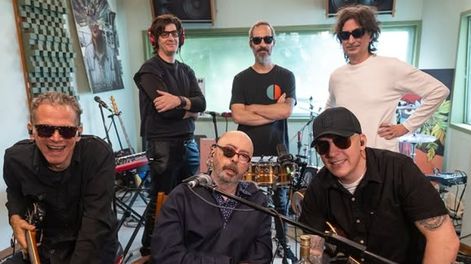 El Indio Solari junto a los Fundamentalistas del Aire Acondicionado.