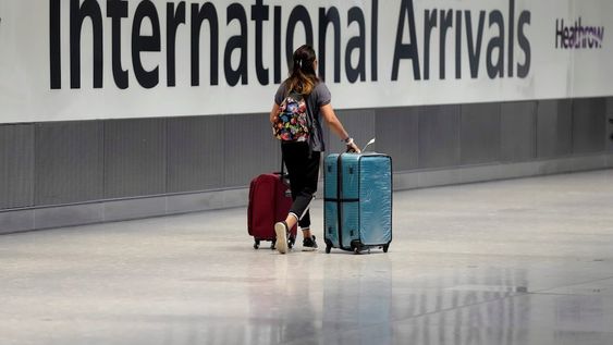 Ómicron: la OMS rechaza las prohibiciones de viajes como forma de prevenir la propagación