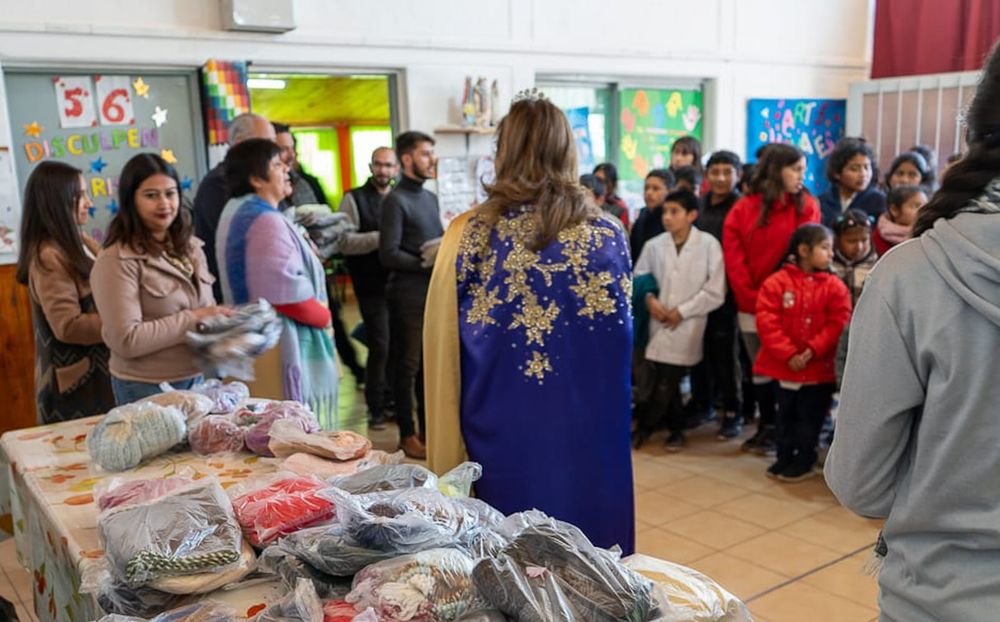 Nancy Testa, virreina provincial de adultos mayores, en la entrega solidaria en Viluco. Más de 150 personas tejieron mantas, bufandas y gorros para abrigar a las infancias de la escuela rural.