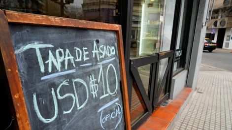 Los comercios están autorizados a mostrar precios en dólares desde el viernes 17 de enero.