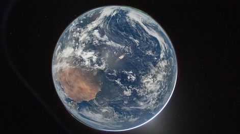 Foto del planeta Tierra desde la cápsula Orión de la misión Artemis II