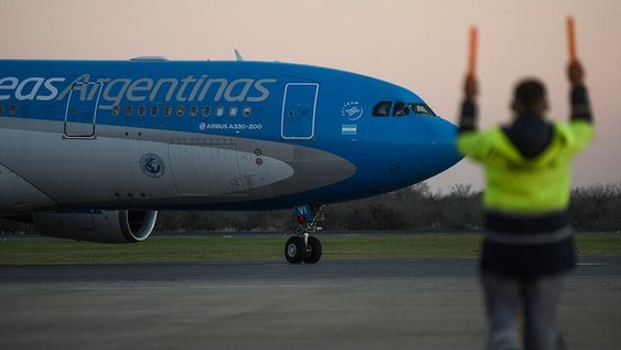 Con 1.200 empleados aislados, Aerolíneas Argentinas comenzó a cancelar vuelos