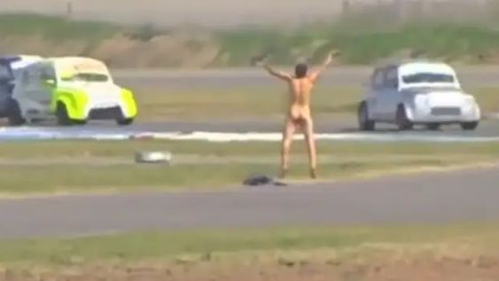 Un momento insólito se vivió Autódromo de la Ciudad de Rafaela cuando uno de los fanáticos se quitó la ropa a pocos metros de la pista. / Captura.