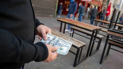 Comprar dólares en la bolsa ya no es una opción más rentable que el blue, pero sí, una alternativa legal para ahorrar en esa moneda. Foto: Ignacio Blanco / Los Andes