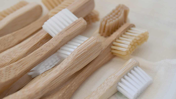 como reciclar los cepillos de dientes que ya no usas para mejorar la limpieza del hogar