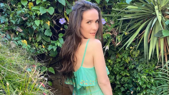natalia oreiro mostro su nuevo jardin: porton de hierro, una bicicleta con flores y un limonero cargado de frutos