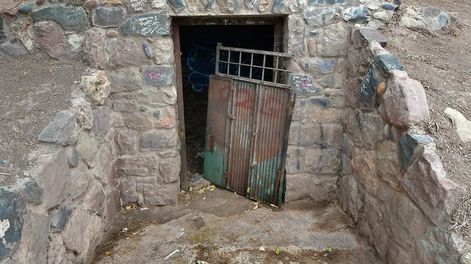 Los Andes | Quizás el más misterioso de los portales al averno, según el mito, está en el Parque, a orillas del lago. Dicen que afecta al oleaje. | Foto: Orlando Pelichotti / Los Andes.