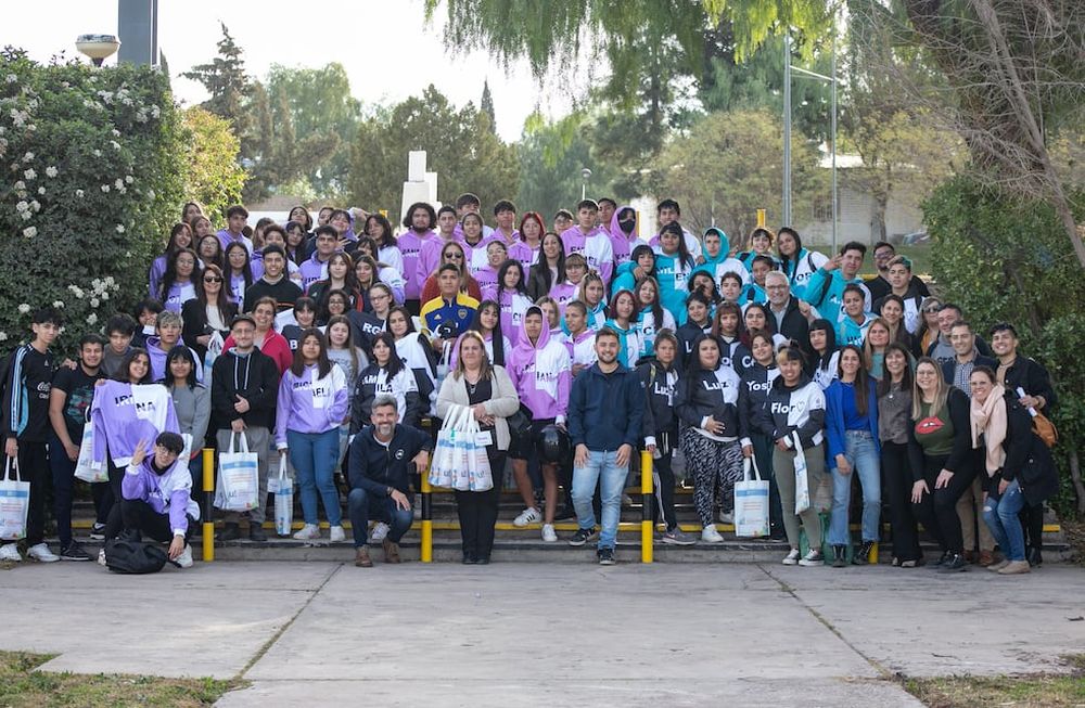 Estudiantes de instituciones de los barrios del oeste recibieron su buzo de egresados