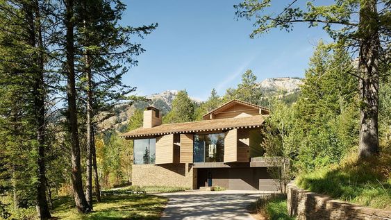 Una casa unifamiliar que se fusiona con la montaña como telón de fondo